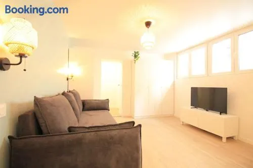 Disponible - Appartement Entier Rénové - Canapé Lit Emma - RERB, 5mn Paris - 2 pers - Parking Rue Gratuit - Tout équipé - 1er étage - 3 - Image 1