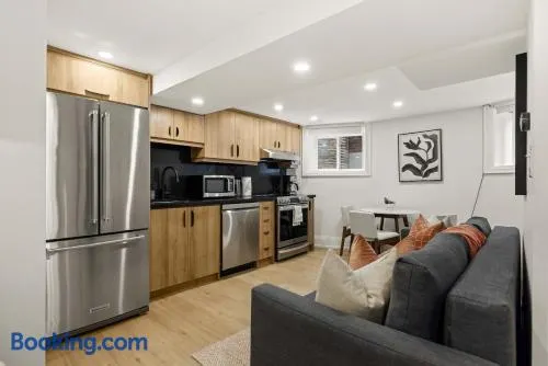 Stylish 2BR West End Oasis Near High Park - Image 1