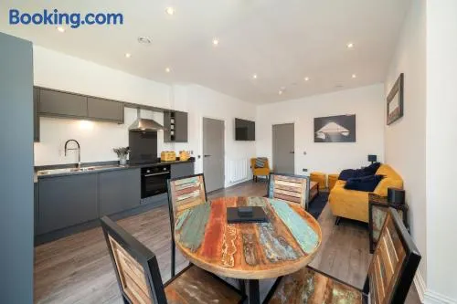 Dockside Apt, Quay Views, City Vibes - Image 1
