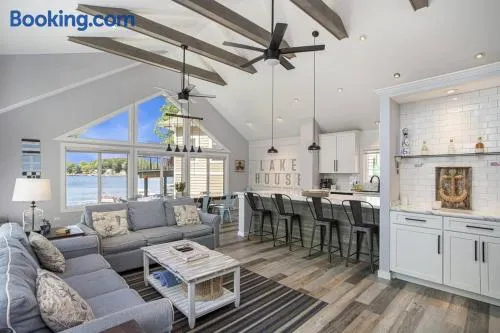 7 Bed Beachfront with Scenic Views Sister Lakes - Image 1