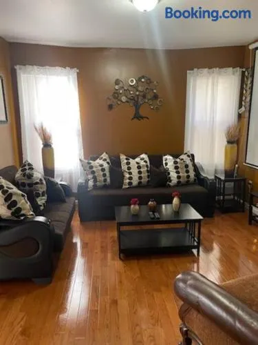 Large 3 BRM 2 Bath Near EWR NYC - Image 1