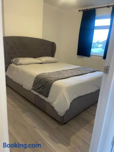 4 Bedroom house Heathrow - Image 1