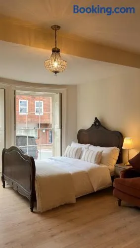 Romantic 1830 Georgian Apartment - Prime Location - Image 1