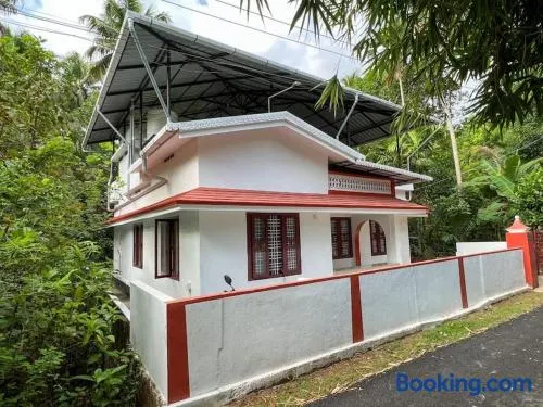 3 bedroom country home with a lush full backyard - Image 1