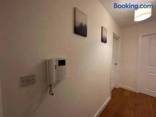 Modern 2 bed 2 bath Flat Close to Train station - Image 1