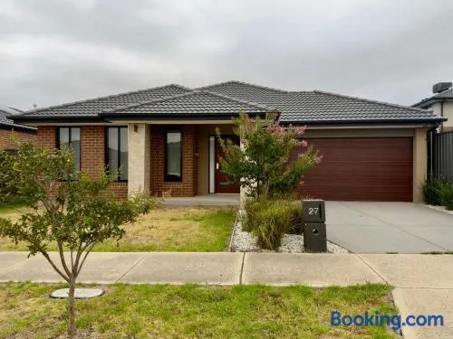 Stunning 4 X Bed Holiday Home In Kalkallo - Only 28KM From MEL Airport - Image 1
