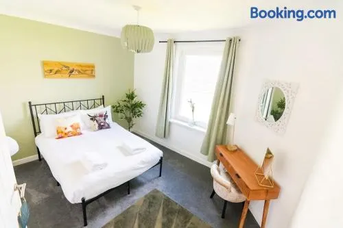 Stylish Apartment with Free Parking Near City and Bus Links - Image 1