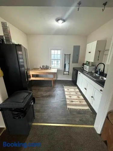 Quaint cottage near Local and State Parks and Minutes from Laurel Cove and Bell Theatre - Image 1