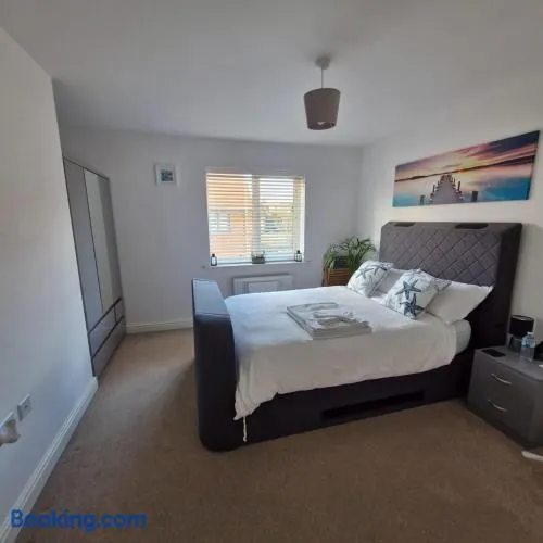 The Lancers, Cheriton, Kent - Modern Double Room with En-Suite, Parking & Fast WiFi - Close to Channel Tunnel - Image 1