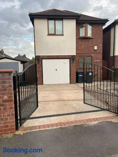 Entire -4 Bedrooms Detached House with Driveway - Image 1