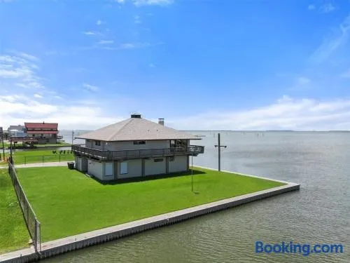 Waterfront Fishing Stay, Canal Access & Shallow Flats - Image 1