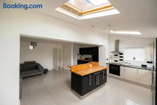 Contemporary Private Home Near Nottingham with Free Parking and Garden - Image 1