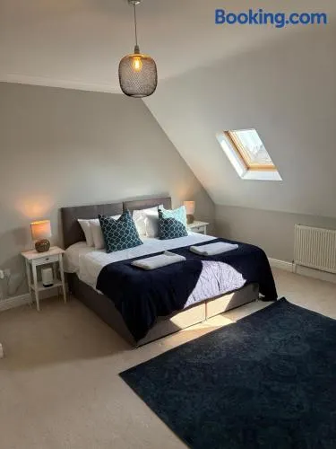 Spacious 5-Bedroom Home in Winkfield Row, Ascot - Image 1