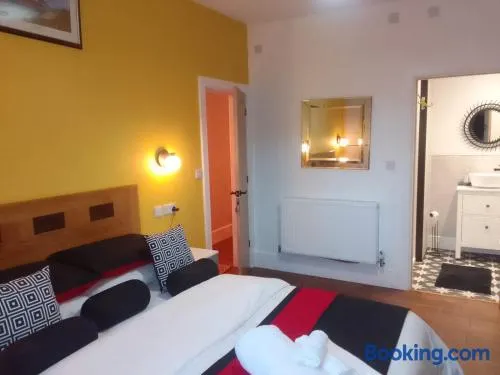 Cozy 2-bedroom Bungalo, 3 beds, free parking and garden space - Image 1