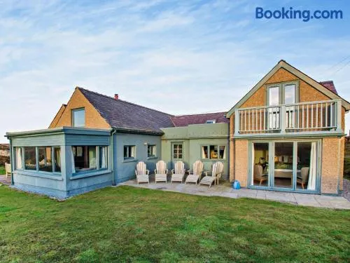 4 Bed in Holyhead oc-93932 - Image 1