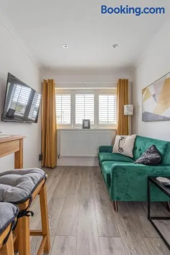 Stylish one bedroom garden suite - Image 1