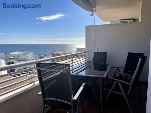 Sunny 2-bedroom apartment with sea view - Image 1