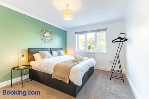5 Bed House Heathrow Egham Virginia Water Sleeps 7 or Up To 8 If Sharing Beds, Mid To Long Term Bookings Welcome - Image 1