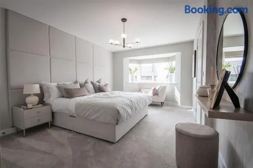 House - Sleeps 6 - Parking - Garden - Image 1