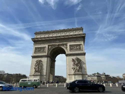 Au cœur de l'Avenue des Champs-Elysées Arc de Triomphe - Image 1