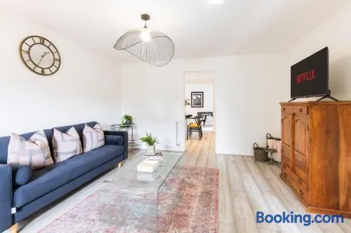 Modern 4-Bed House in Central Telford with Parking, Contractor Friendly - Image 1