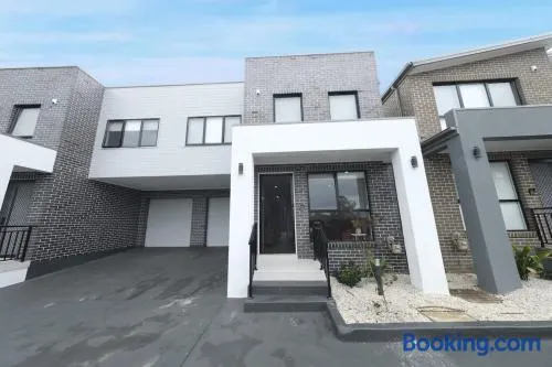 Modern 4 Bedroom House in Box Hill - Image 1