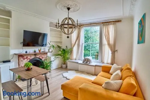Clapham Charm Retreat with Private Garden - Image 1