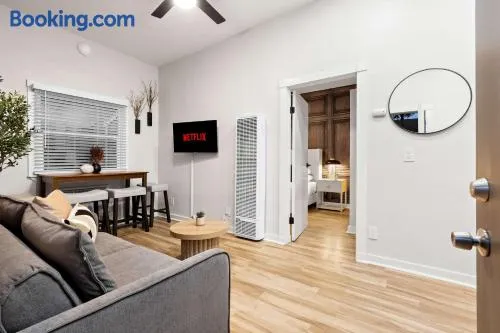 Relax in Stylish 1BR Near Gaslamp and Little Italy - Image 1