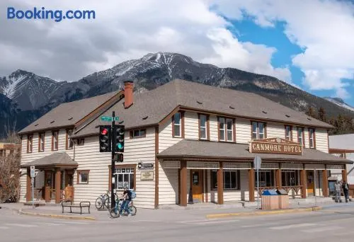 PARTY HOSTEL - The Canmore Hotel Hostel - Image 1