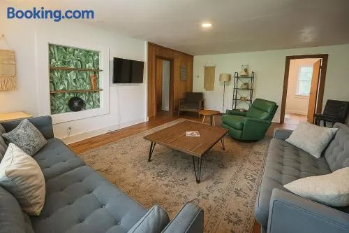 Relaxing 3 Bedroom Home near Downtown - Image 1