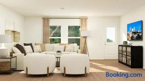 Cozy 4 Bedroom Family Retreat - Image 1