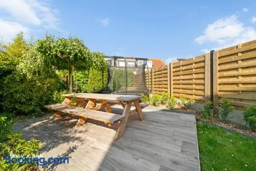 OOSTWEST – Ruime woning met tuin nabij strand - Image 1