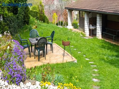 Maison de charme à Saint-Laurent-la-Roche avec jardin clôturé - Image 1