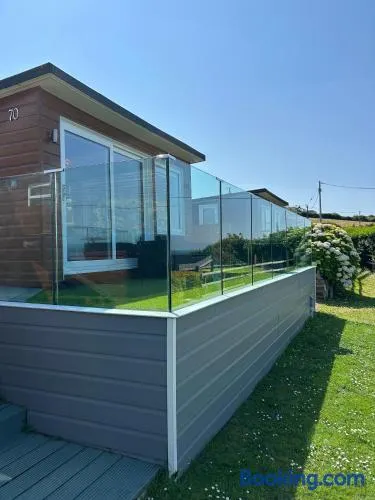 Bovisand Beach Area Chalet, 2-Bed Sea View with Gated Parking & BBQ - Image 1