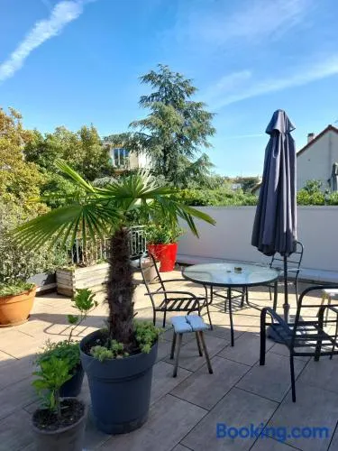 Chambre avec mezzanine dans une maison d'artiste - Image 1