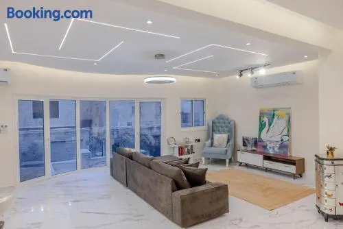 Spacious Middle Floor Apartment Central Location - Image 1
