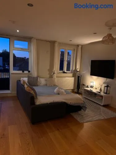 Stylish 1BR Flat Near Canary Wharf, free parking - Image 1