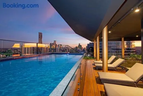 Luxe 3BR Apt with Stunning Views, Parking and Pool - Image 1