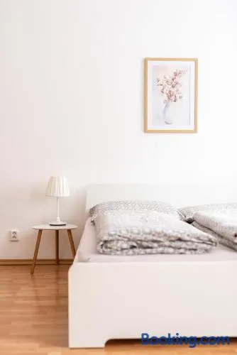 Klidný apartmán v rodinném domě v blízkosti centra - Image 1