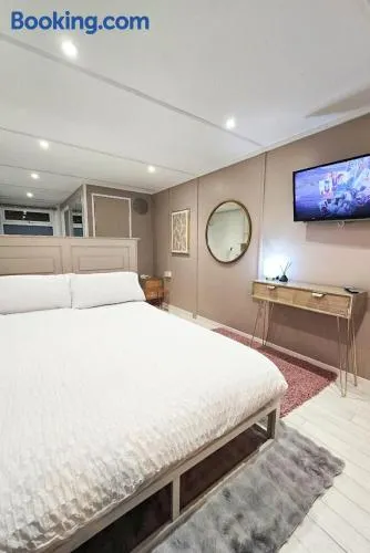 The Fourwinds Cosy Cabin- 15mins to Belfast city - Image 1