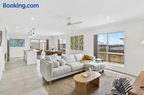 Spacious 4 Bedroom Home, for a Family of 8, Work friendly - Image 1