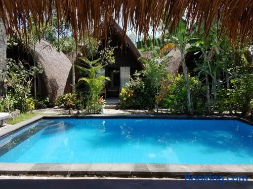 Zipp Bar Restaurant & Bungalows - Image 1