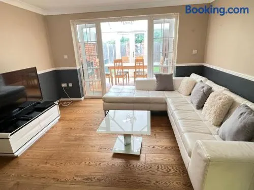 Lovely 4 Bedroom Town House in Sittingbourne 7 beds - Image 1