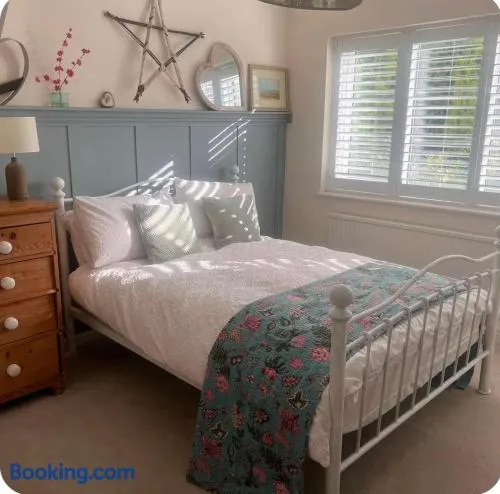 Beautiful rooms in bungalow - Image 1