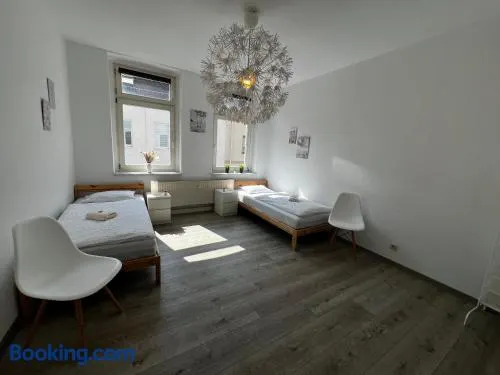 Vollausgestatte Wohnung mit, WLAN, TV in jedem Schlafzimmer, Einzelbetten, Bad, Garten - Image 1