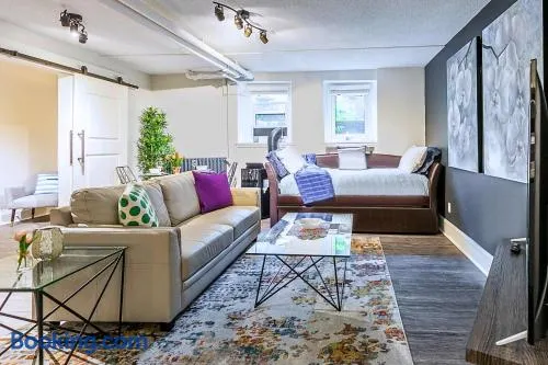 Modern Apartment in a Trendy Neighbourhood - Image 1