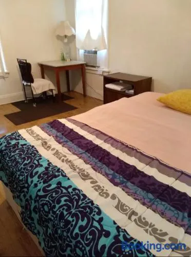 Non-Smokers Only Private Room 5 with Kitchen Best Price for 1 Long-Term Guest - Image 1
