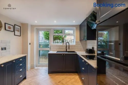 STYLISH HOME WITH FREE PARKING - 10 MINS TO LEGOLAND! - By Tempstay - Image 1