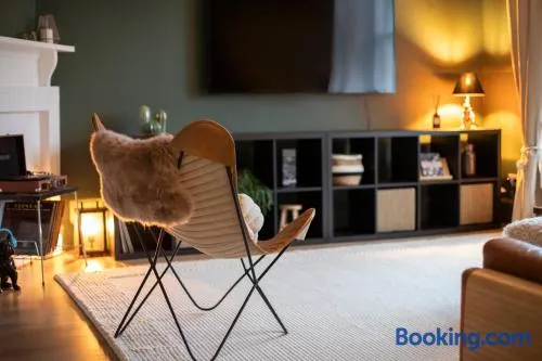 Trendy 2 Bed Flat - Near Airport - Image 1
