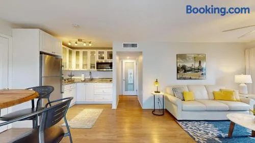 Pinecrest #1 2BR 4 Beds Free Parking - Image 1